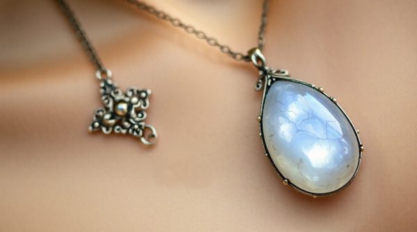 Les merveilles des bijoux en pierre de lune : un éclat authentique
